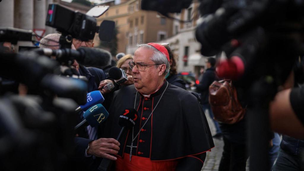 El cardenal argentino Angel Sixto Rossi habla con la prensa este lunes.