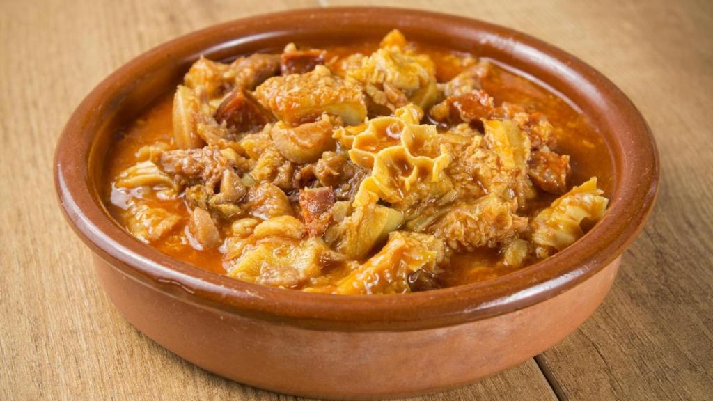 Se sirve recién hecho en una vasija de barro.