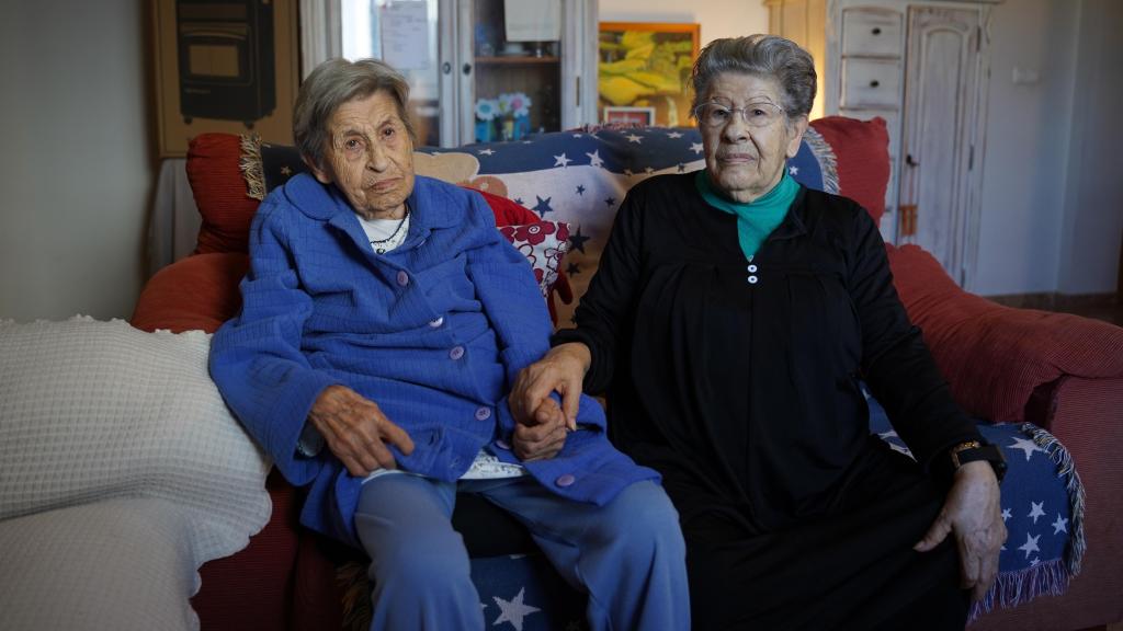 Lola y Amparo, vecinas de Sedaví con movilidad reducida, sin poder salir de casa seis meses después de la dana. Raquel Granell