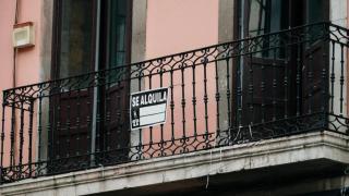Imagen de archivo de una vivienda con el cartel de 'Se alquila'