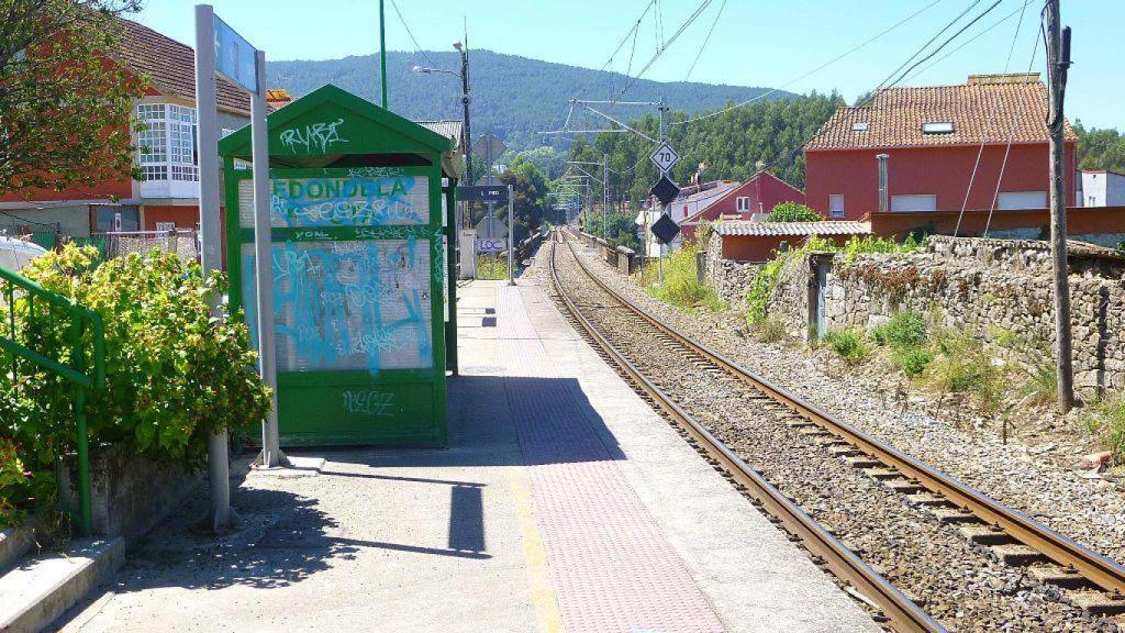 Accede a las vías del tren en Redondela (Pontevedra), paraliza el tráfico y es detenido por varios robos