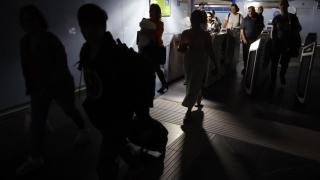 Usuarios del Metro de Madrid abandonan una de las estaciones tras el cero energético.