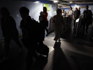 Usuarios del Metro de Madrid abandonan una de las estaciones tras el cero energético.