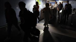 Usuarios del Metro de Madrid abandonan una de las estaciones tras el cero energético.