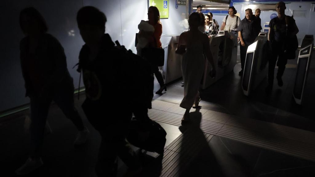Usuarios del Metro de Madrid abandonan una de las estaciones tras el cero energético.