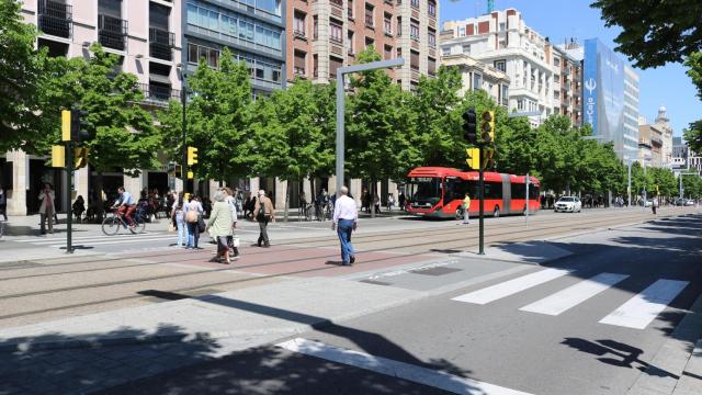 Algunos ciudadanos de Zaragoza cruzando un paso de cebra sin señalización semafórica.