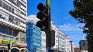 Semáforos apagados en A Coruña como consecuencia del apagón general.