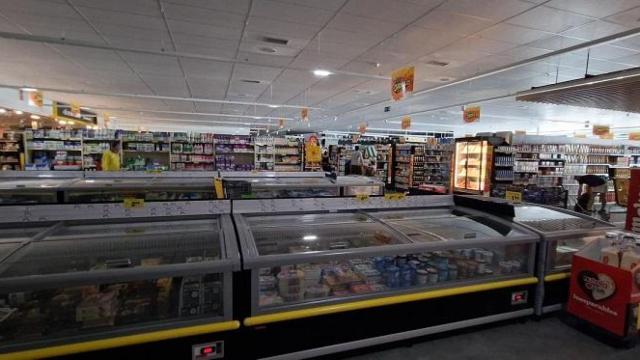 Tienda de Ahorramas en Guadalajara durante el apagón el pasado 28 de abril de 2025.