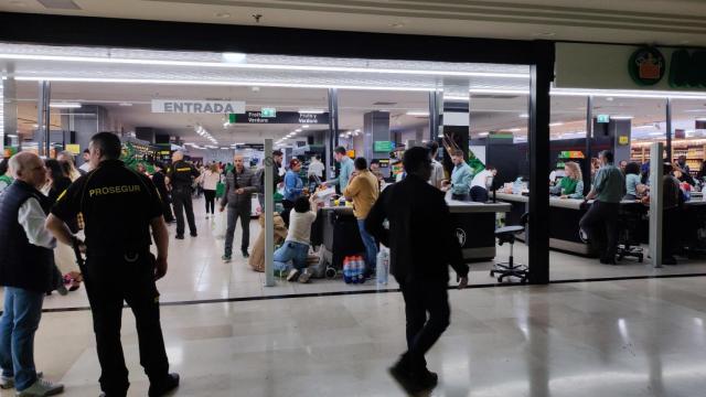 Colas en un supermercado de A Coruña durante el apagón