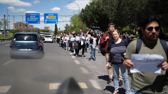 Personas esperando a ser recogidos a la altura de la avenida de la Paz.