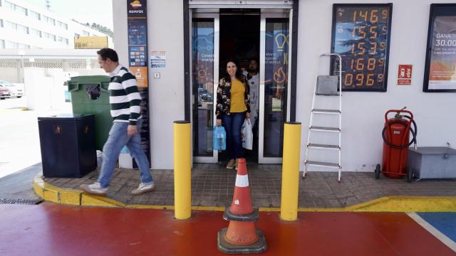 Vuelve la psicosis: el agua comienza a escasear en los supermercados abiertos