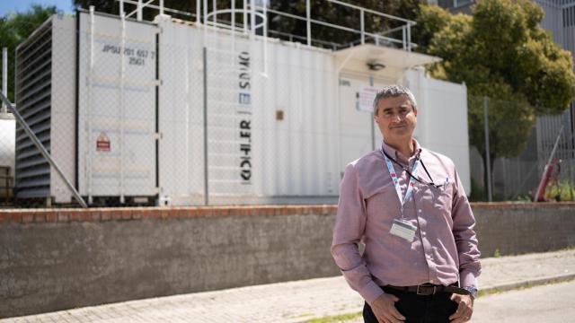 Javier Negredo, jefe de seguridad del Hospital La Paz, junto al generador.