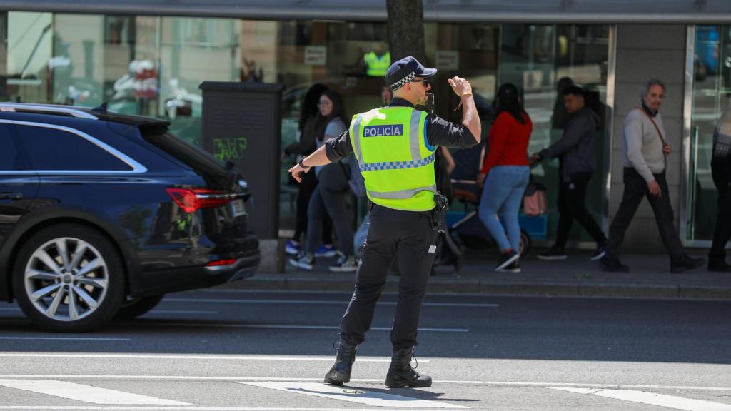 Agente de la Policía Local de Salamanca en Plaza de España