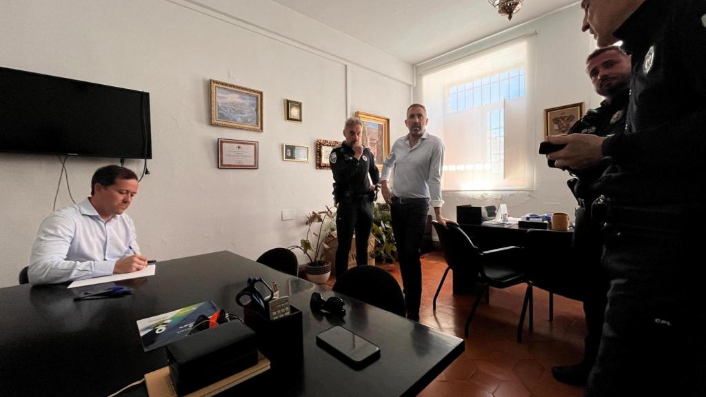 El alcalde de Toledo, en un despacho del cuartel de la Policía Local.