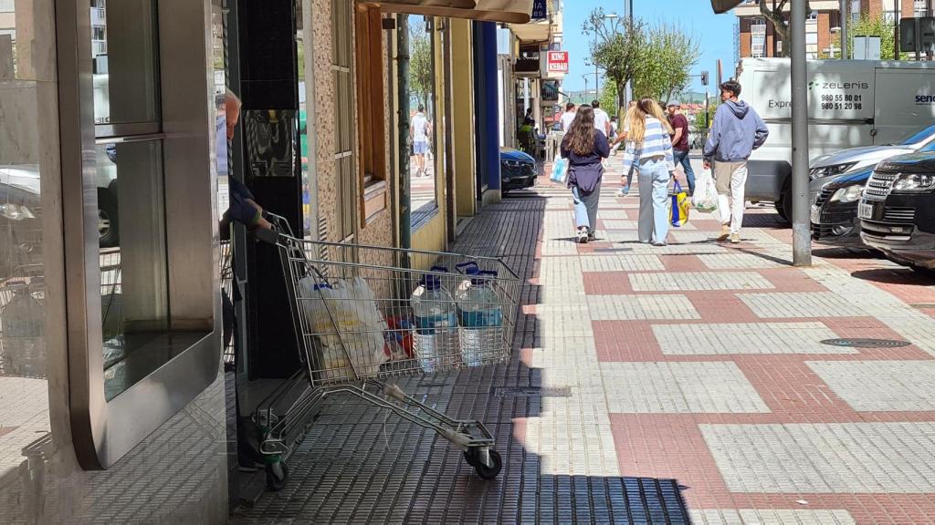 Un vecino carga con un carro lleno de garrafas a su casa en las Tres Cruces durante el apagón