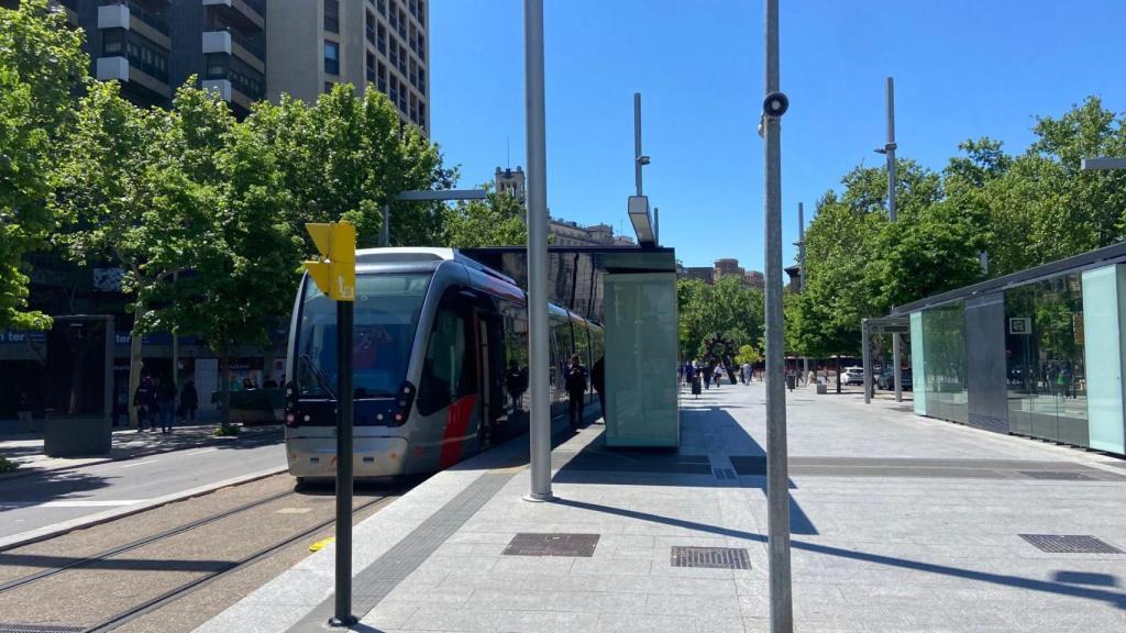 Imagen del tranvía de Zaragoza estacionado en plaza Aragón.