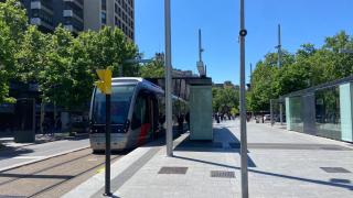 Imagen del tranvía de Zaragoza estacionado en plaza Aragón.