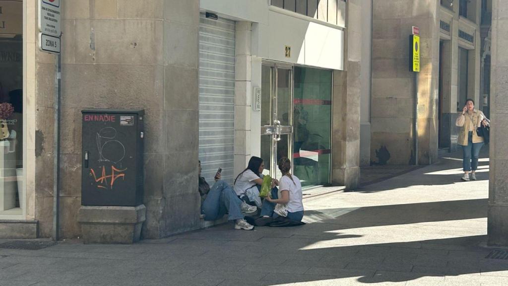 Dos dependientas, a las puertas de una de las tiendas del paseo de la Independencia.