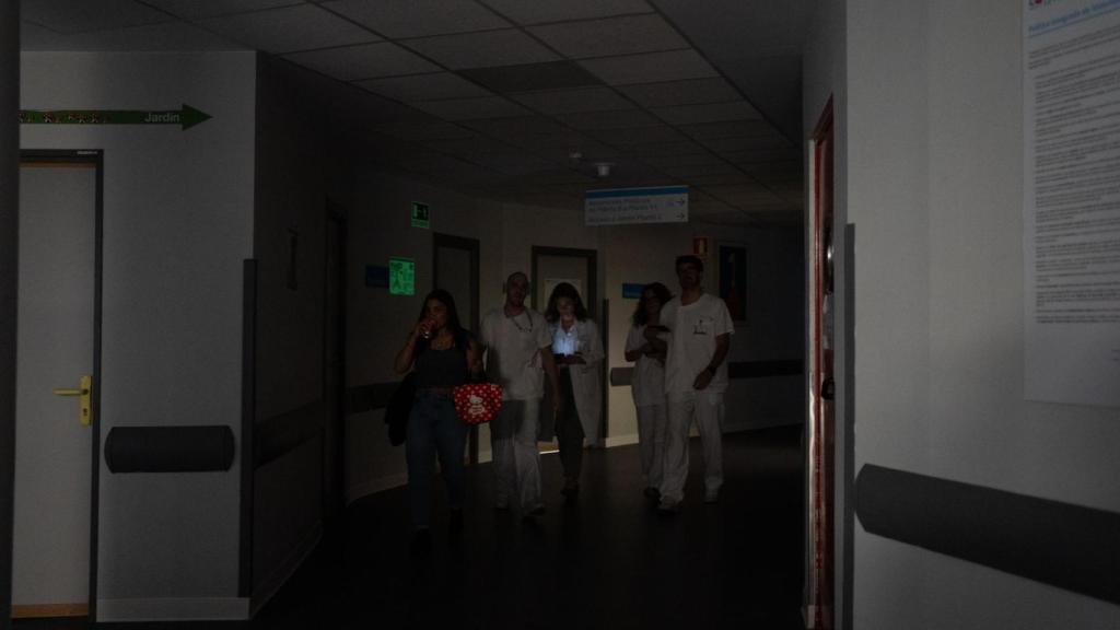 Un grupo de médicos, esta mañana en el Hospital de la Paz.