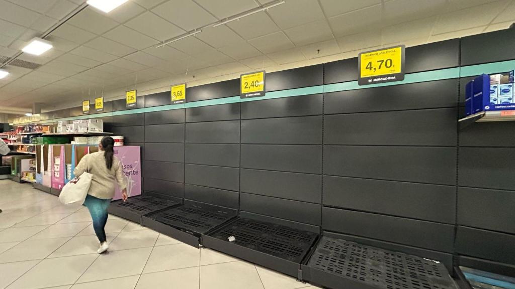El estante vacío del papel higiénico de uno de los Mercadona de Zaragoza, este lunes.
