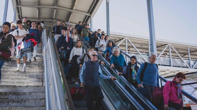 Decenas de pasajeros en Chamartín dirigiéndose a la zona de taxis.