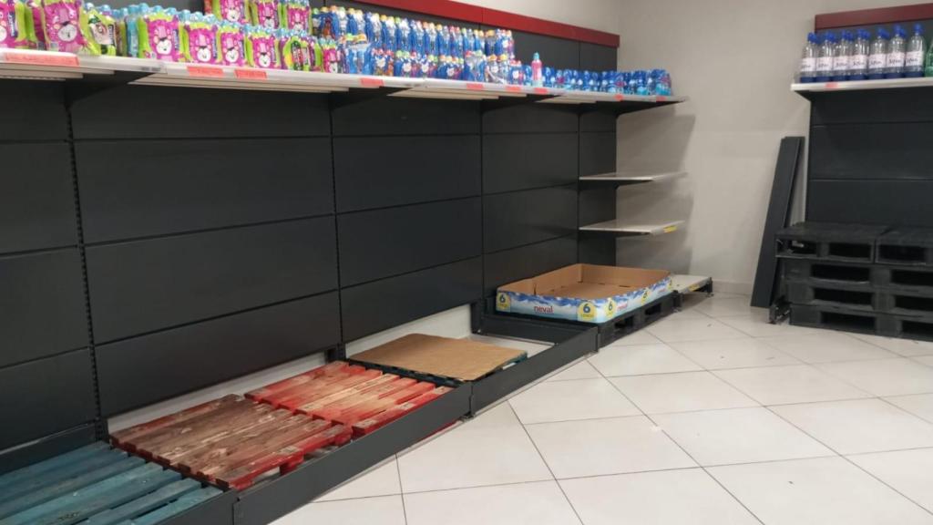 Los palés de uno de los dos supermercados que tiene Mercadona en Alcantarilla, este lunes, sin garrafas de agua.