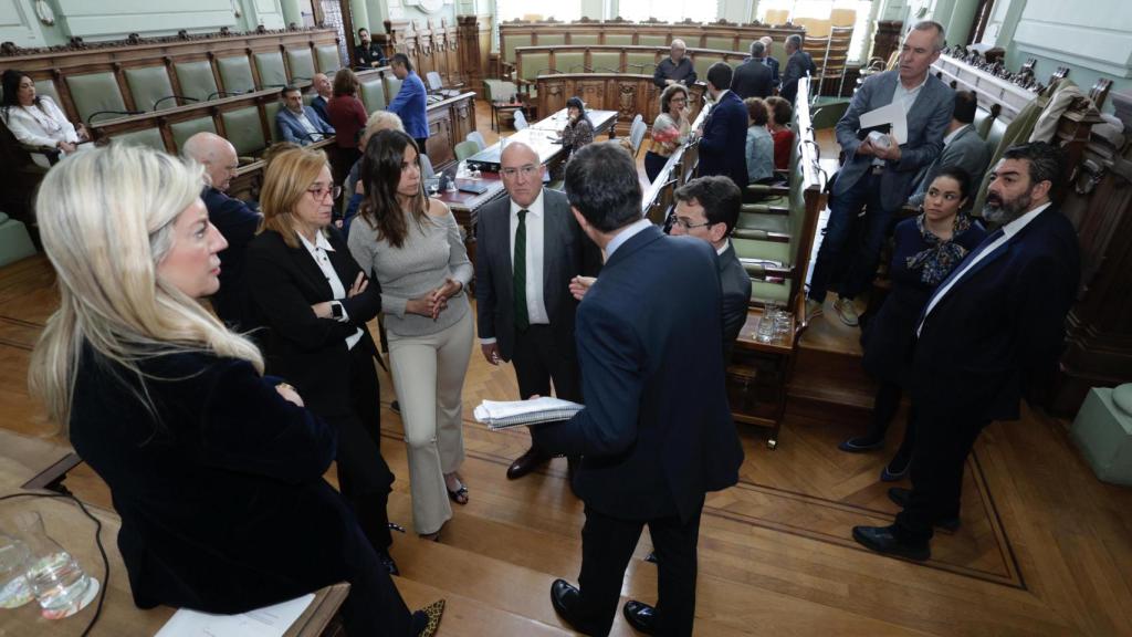 Los concejales de Valladolid durante la suspensión del pleno por el apagón eléctrico.