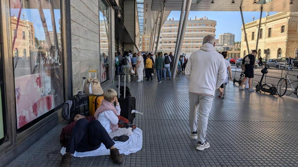 Viajeros a las puertas de Vialia.