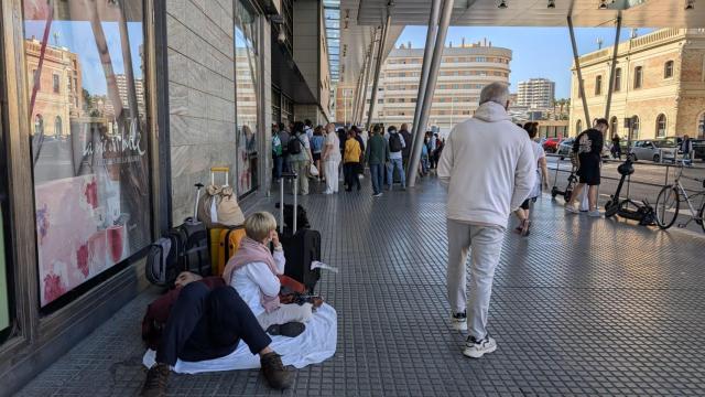 Viajeros a las puertas de Vialia.