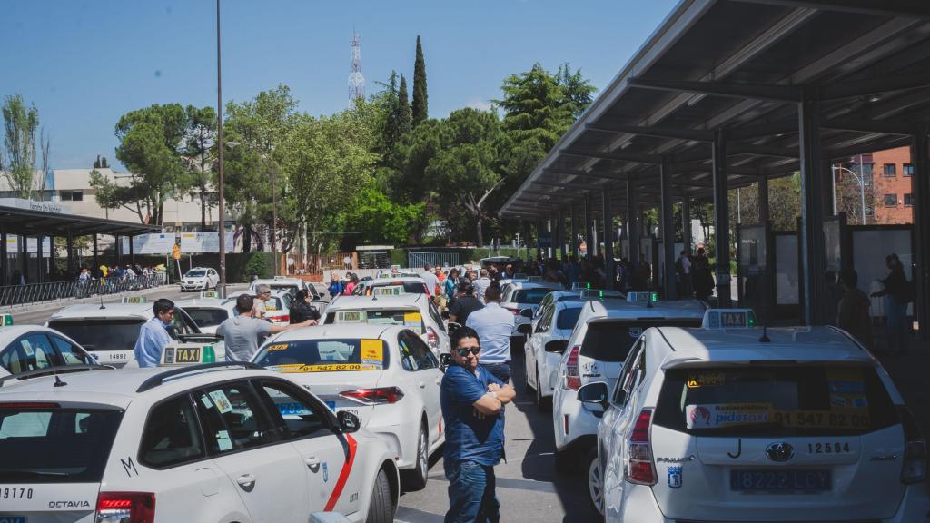 Caos en Madrid por el apagón: sin semáforos, gente encerrada en los ascensores y el Metro, y los hospitales sin energía