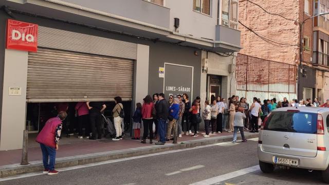 Colas en el supermercado Dia de la calle Sevilla en Valladolid