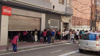 Colas en el supermercado Dia de la calle Sevilla en Valladolid
