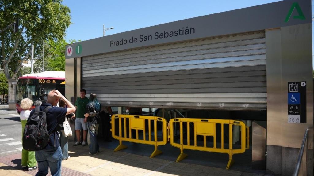 Estación del Metro de Sevilla cerrada por el apagón.