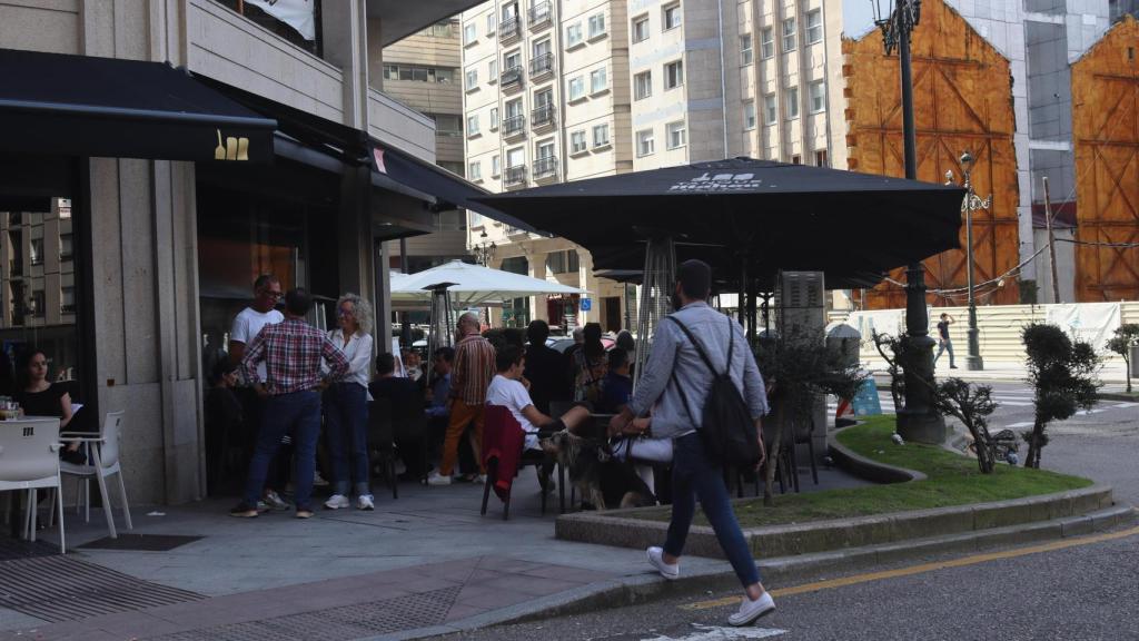 Terraza repleta de personas en Rúa Oporto, Vigo