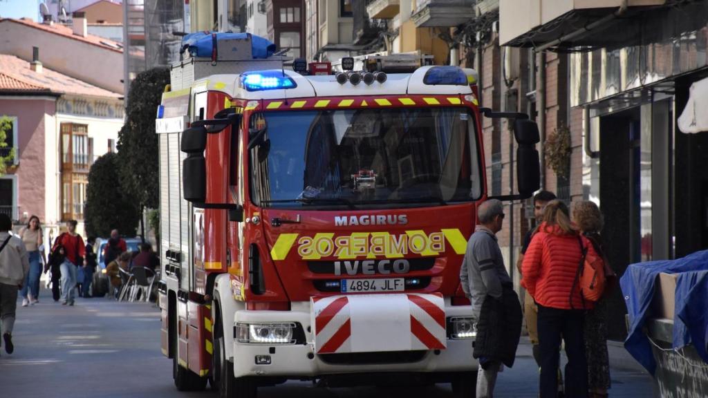 Un camión de bomberos en la calle Claudio Moyano de Valladolid en la mañana de este lunes