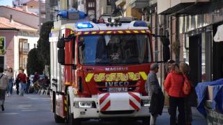 Un camión de bomberos en la calle Claudio Moyano de Valladolid en la mañana de este lunes