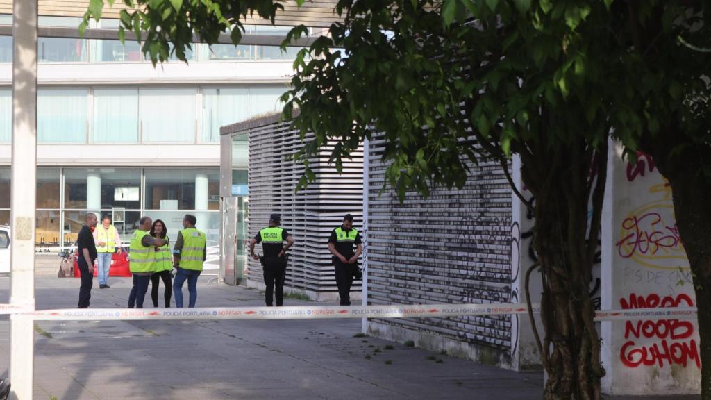 Operarios trabajando en el plan de emergencias del Puerto de Vigo