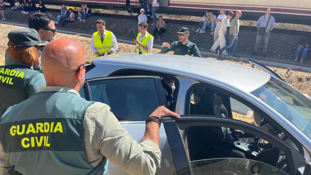 La Guardia Civil coordina el dispostivo de evacuación de viajeros en un tren parado en las provincia de Zamora