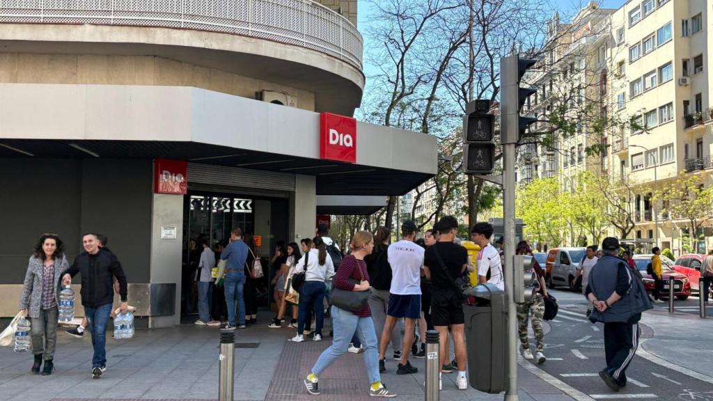 Una cola en un súper el lunes 28 de abril durante el apagón.