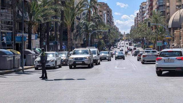 La avenida Alfonso el Sabio a primera hora de la tarde con el tráfico regulado por la Policía Local.