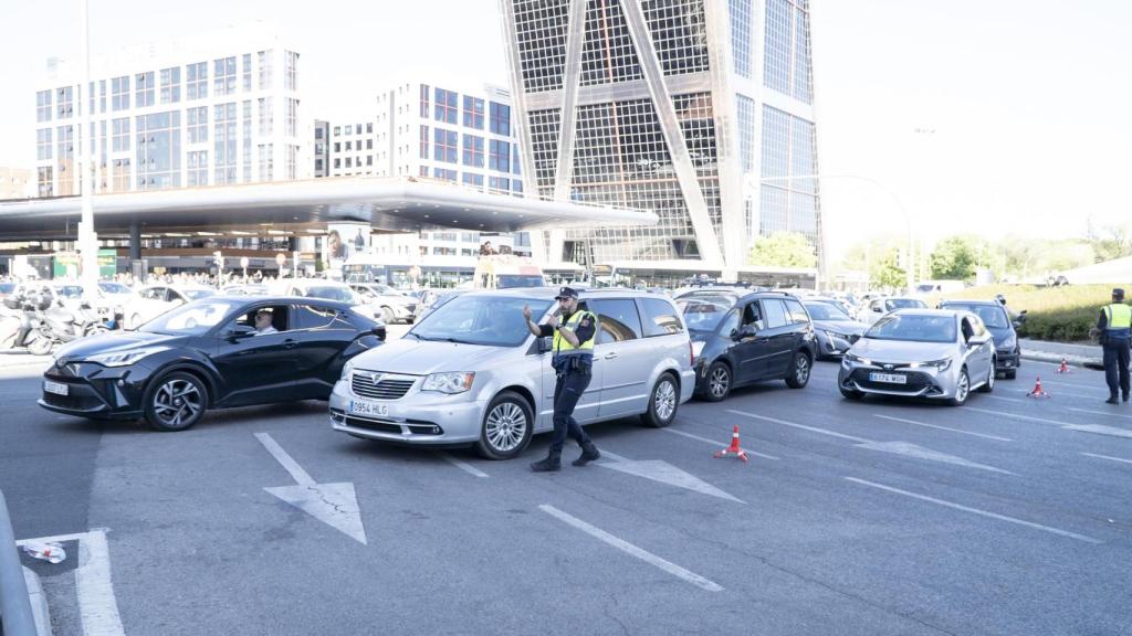Un Policía Municipal de Madrid, controlando el tráfico en Plaza Castilla después del apagón.