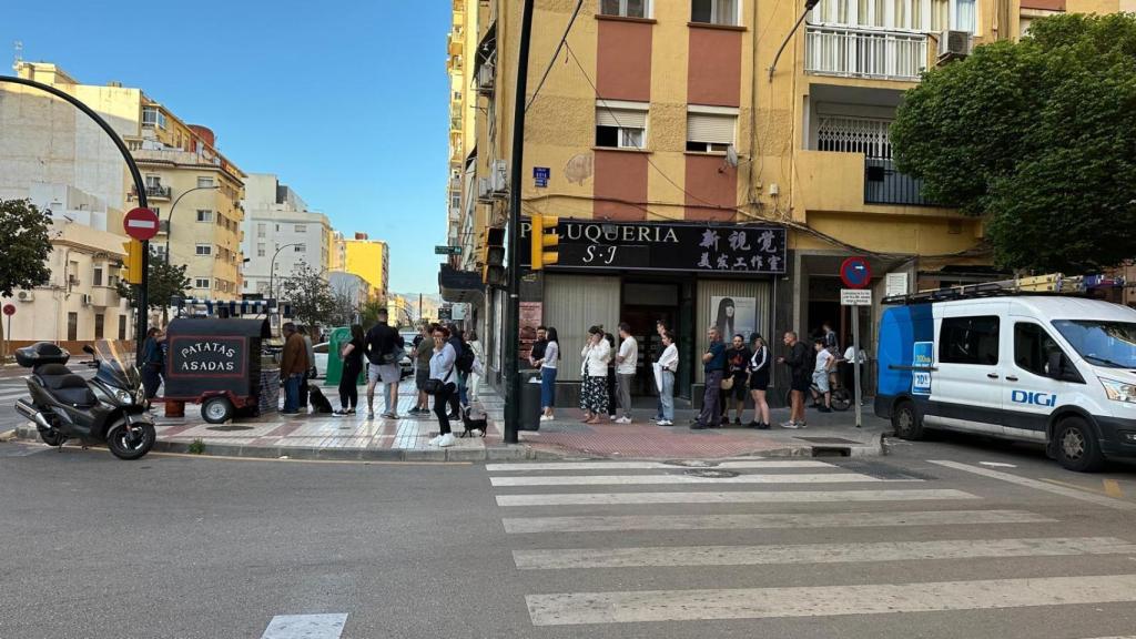 Colas para comprar una papa asada en Málaga.