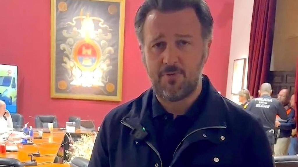 El alcalde de Elche, Pablo Ruz, en el anuncio de este lunes de la suspensión de clases.