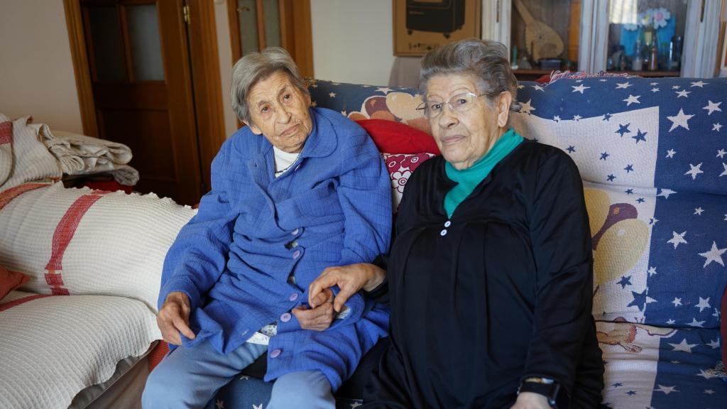 Lola y Amparo, con Alzhéimer y movilidad reducida, en el piso donde residen en Sedaví. Raquel Granell