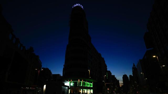 Imagen de la Gran Vía de Madrid a oscuras este lunes.