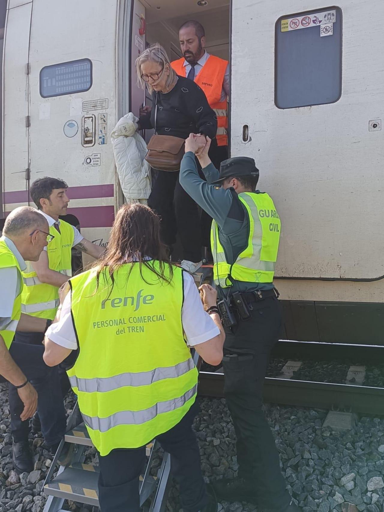 Pasajeros del Alvia, varados en Gomecello