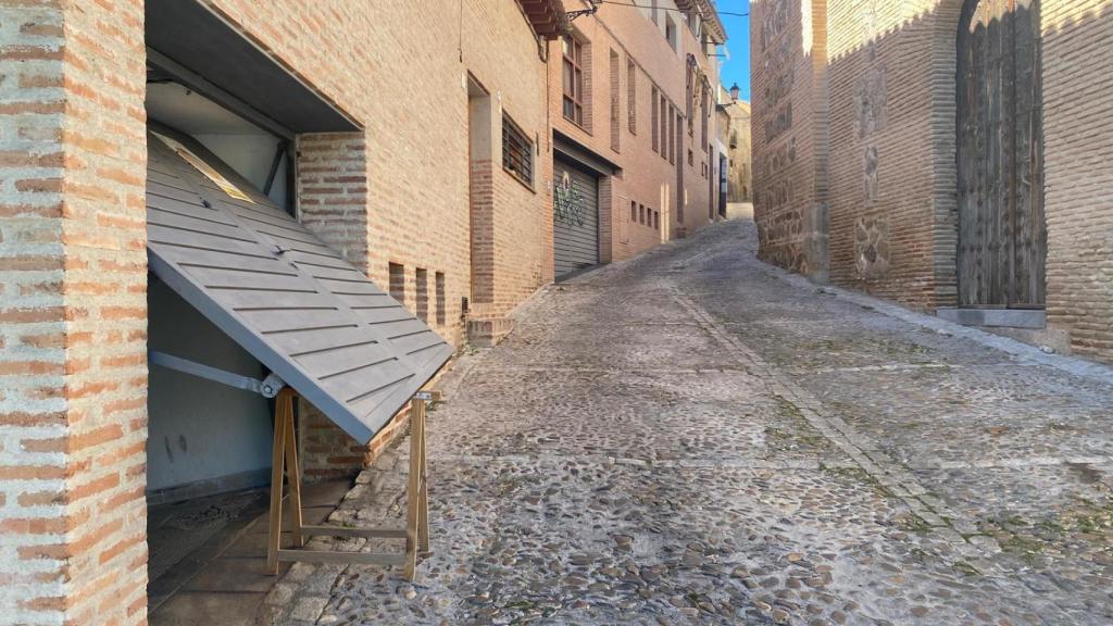 Garaje abierto en el Casco Histórico de Toledo ante la falta de suministro eléctrico.