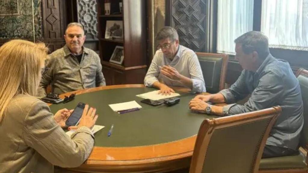 Mazón se reúne con parte de su equipo de gobierno ante el apagón. EE