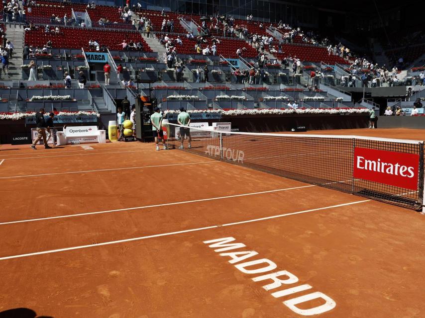 Vista de la pista tras la suspensión de un partido de tenis del Mutua Madrid Open de Madrid, debido al apagón