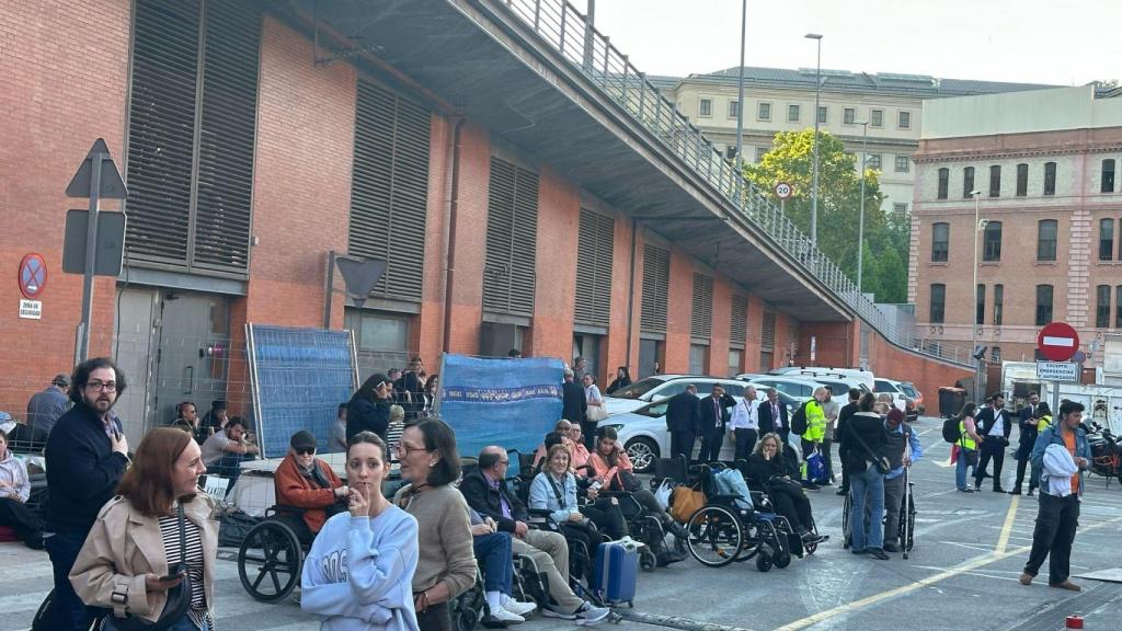 Pasajeros en Atocha cuando se ha decretado el apagón.